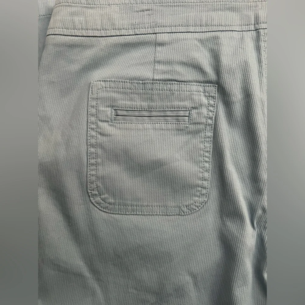 Zena Baby Blue NWOT Corduroy Texture Stretch Capri Pants, Size 12